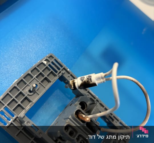 חלקי חשמל וחוטים על רקע כחול